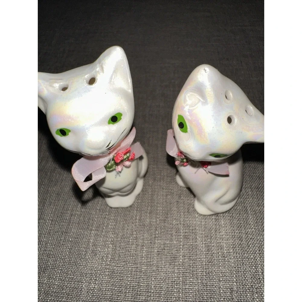 Vintage Artmark White‎ Cat Salt & Pepper Shakers 4.25